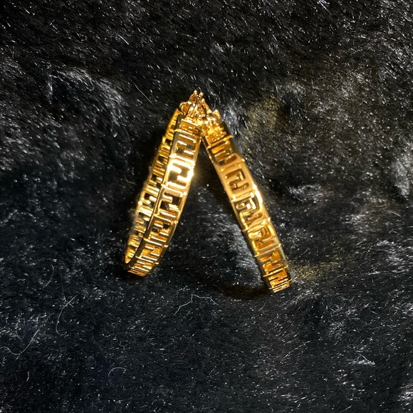 Luxury 18K Gold Hoop Earrings - Picture 3 of 4